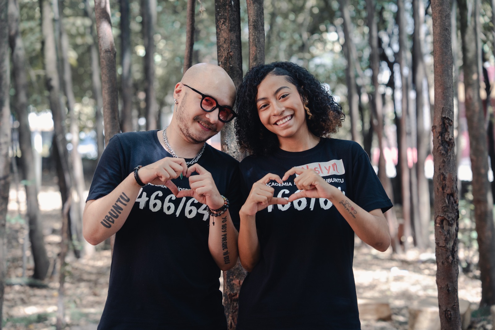 Crianças, jovens e educadores em atividade Ubuntu