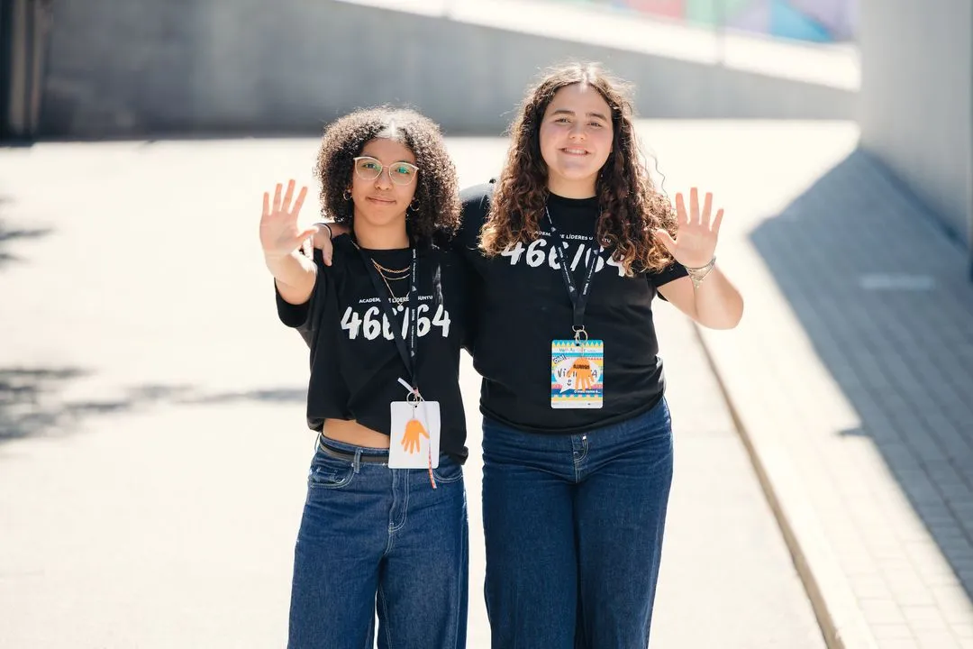 Duas participantes da Academia de Líderes Ubuntu a acenar